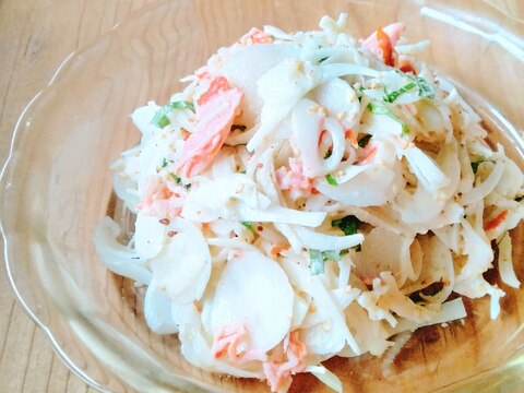 新玉ねぎとカニカマのごまマヨサラダ